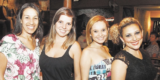 Carolina Rafael, Vanessa Benelli, Karinne Mecca e Débora Marçal em barzinho bacana anteontem
